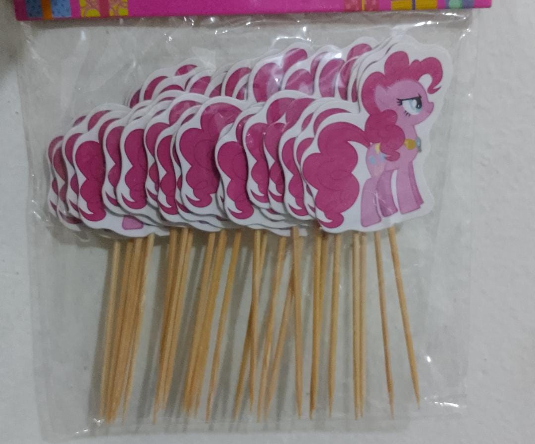 توبر تورته شكل يوني كورن لون بينك بحامل خشب اشكال واللوان عبار عن 24 قطعة