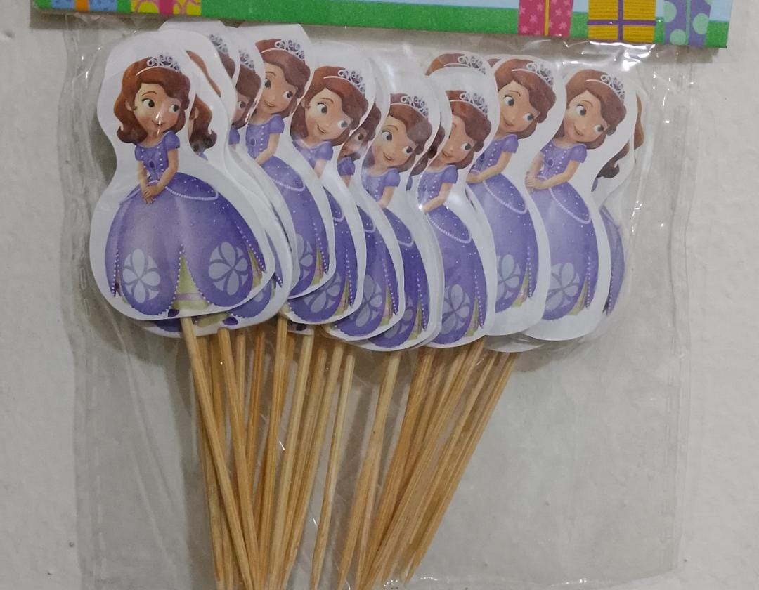 توبر تورته شكل الاميرا صوفيا لون موف بحامل خشب اشكال واللوان عبار عن 24 قطعة