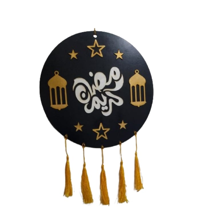 عليقة خشب مدوره لون اسود مزغرفه بفوانيس ونجوم رمضان بعبارة رمضان كريم
